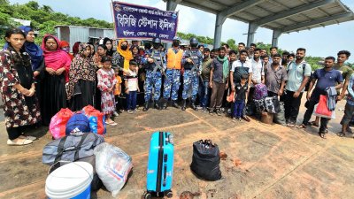 উদ্ধার যাত্রীরা