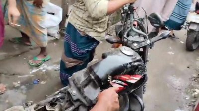 দুর্ঘটনাকবলিত মোটরসাইকেল