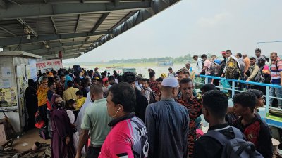 পরে লঞ্চটি নিরাপদে নোঙর করা হয়