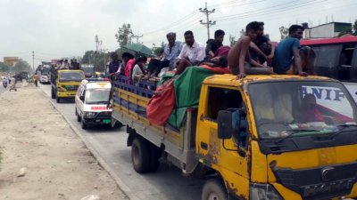 প্রিয়জনদের সঙ্গে ঈদ উদযাপন করতে ভোগান্তি পোহাচ্ছেন যাত্রীরা