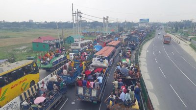প্রায় ৩০ কিলোমিটার এলাকাজুড়ে থেমে থেমে গাড়ি চলছে
