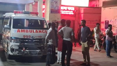 আহতদেরকে হাসপাতালে নেওয়া হয়েছে