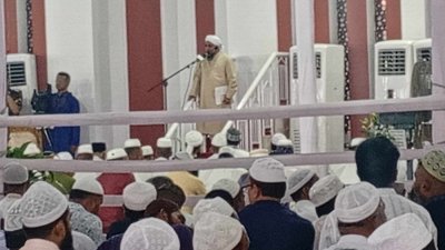 ঈদের প্রধান জামাতে ইমামতি করেন জাতীয় মসজিদ বায়তুল মোকাররমের খতিব মুফতি আব্দুল মালেক