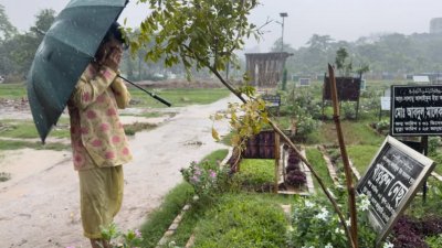 মায়ের কবরের সামনে আরিফিন শুভ
