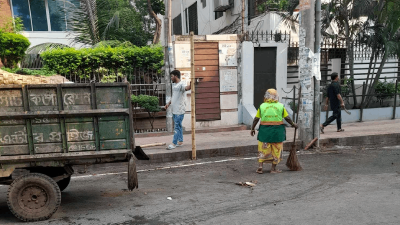 কোরবানির বর্জ্য অপসারণে কাজ করছে পরিচ্ছন্ন কর্মী