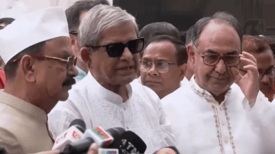 সাংবাদিকদের সঙ্গে কথা বলছেন মির্জা ফখরুল ইসলাম আলমগীর
