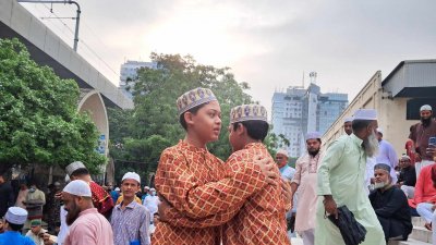 ঈদের নামাজ শেষে পারস্পরিক মঙ্গল কামনায় কোলাকুলি, ছবি: প্রতিবেদক