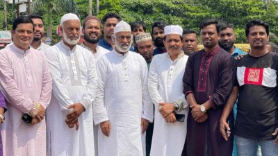 দলের নেতাকর্মীদের সঙ্গে মঈন খান