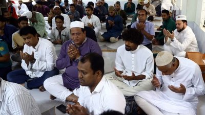 দলের সঙ্গে নামাজ পড়েন হামজা চৌধুরী।
