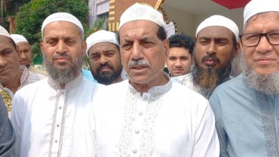 নরসিংদীর গাবতলী ঈদগাহ মাঠে ঈদের জামাতে মতবিনিময় করেন শায়রুল কবির খোকন