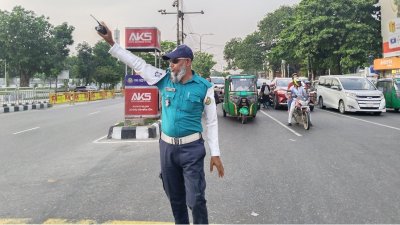 রাজধানীতে সড়কে কর্তব্যরত একজন ট্রাফিক পুলিশ সদস্য