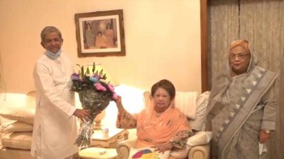 খালেদা জিয়াকে ফুলেল শুভেচ্ছা জানাচ্ছেন মির্জা ফখরুল ইসলাম