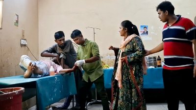 রোগীর সেলাই ও ড্রেসিং করছেন ওয়ার্ডবয়