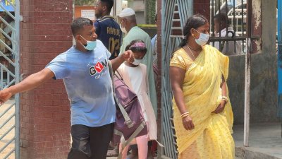 মাস্ক পরা বাধ্যতামূলক করা হয়েছে চেকপোস্টে