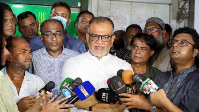 বাণিজ্য উপদেষ্টা শেখ বশিরউদ্দিন লালবাগে পোস্তা চামড়া আড়ত পরিদর্শন শেষে সাংবাদিকদের ব্রিফ করেন।
