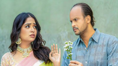 ‘টাক কোনও সমস্যা না’ নাটকের একটি দৃশ্য