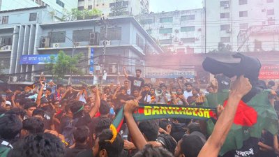 ম্যাচ দেখতে মানুষের ঢল জাতীয় স্টেডিয়ামে।
