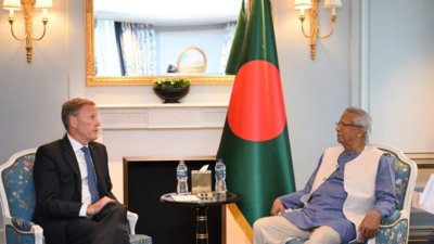 প্রধান উপদেষ্টার সঙ্গে সাক্ষাৎ করেন এয়ারবাসের এক্সিকিউটিভ ভাইস প্রেসিডেন্ট, ছবি: প্রধান উপদেষ্টার ফেসবুক পেজ