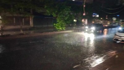 রাত ১০টায় রাজধানীর পান্থপথে বৃষ্টি, ছবি: সালমান তারেক শাকিল