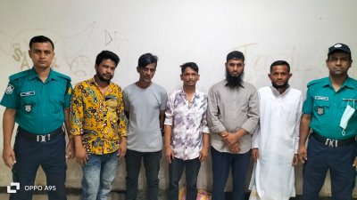 ওয়ারেন্টভুক্ত আসামিসহ পাঁচজনকে গ্রেফতার করেছে মোহাম্মদপুর থানা পুলিশ।