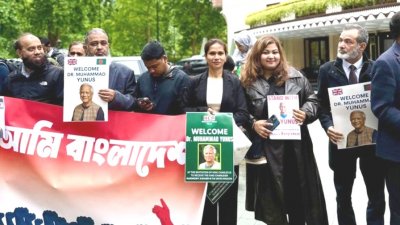 ডরচেস্টার হোটেলের সামনে ড. ইউনূসকে লন্ডনে স্বাগত জানিয়ে জমায়েত