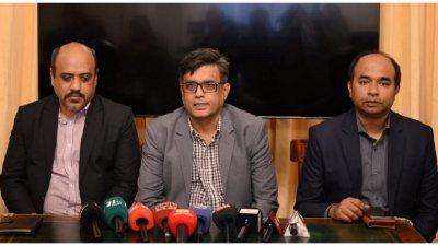 সাংবাদিকদের ব্রিফ করছেন প্রধান উপ‌দেষ্টার প্রেস সেক্রেটারি শ‌ফিকুল আলম