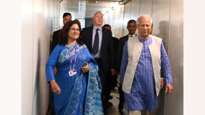 বিমানবন্দরে প্রধান উপদেষ্টাকে স্বাগত জানান যুক্তরাজ্যে বাংলাদেশের হাইকমিশনার আবিদা ইসলাম
