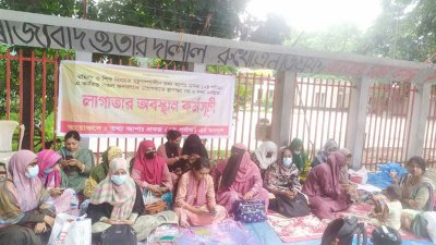 সকাল সাড়ে ৯টা থেকেই সেখানে অবস্থান নেন তথ্য আপা প্রকল্পের কর্মীরা