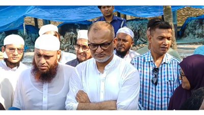 সাংবাদিকদের সঙ্গে কথা বলছেন বাণিজ্য উপদেষ্টা শেখ বশিরউদ্দীন