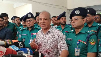 সাংবাদিকদের সঙ্গে কথা বলছেন স্বরাষ্ট্র উপদেষ্টা লেফটেন্যান্ট জেনারেল (অব.) জাহাঙ্গীর আলম চৌধুরী