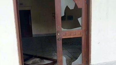 অডিটোরিয়ামের আসবাবপত্র ভাঙচুর