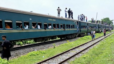 যাত্রীরা ট্রেনের ভেতরে ঠাঁই না পেয়ে ঝুঁকি নিয়ে ইঞ্জিনে কিংবা ছাদে উঠছেন