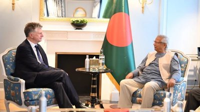 লন্ডনে প্রধান উপদেষ্টা মুহাম্মদ ইউনূসের সঙ্গে সাক্ষাৎ করেন যুক্তরাজ্যের জাতীয় নিরাপত্তা উপদেষ্টা জনাথন পাওয়েল, ছবি: প্রধান উপদেষ্টার ফেসবুক