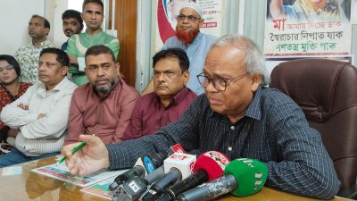 সংবাদ সম্মেলনে বক্তব্য রাখছেন রুহুল কবির রিজভী