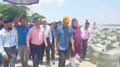 রীয়তপুরের জাজিরায় পদ্মা সেতু রক্ষা বাঁধের ভাঙনকবলিত এলাকা পরিদর্শন করেন উপদেষ্টা মুহাম্মদ ফাওজুল কবির খান ও অন্যরা