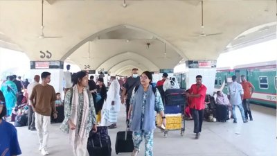 যাত্রীরা নির্বিঘ্নে ট্রেন থেকে নামছেন এবং দ্রুত স্টেশন ত্যাগ করছেন