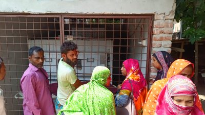 মরদেহের পাশে স্বজনরা