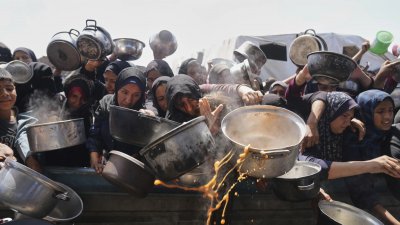 গাজায় এক মুঠো খাবারের জন্য হাহাকার। ছবি: এপি।