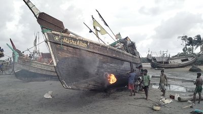 চলছে বোট মেরামত
