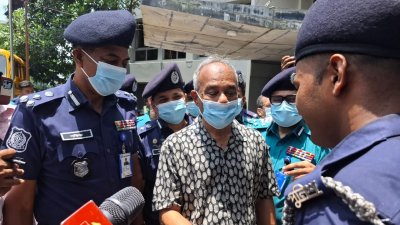 গাজীপুরে সাংবাদিকদের সঙ্গে কথা বলেন স্বরাষ্ট্র উপদেষ্টা