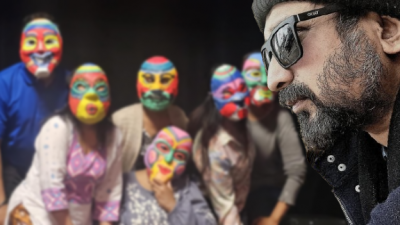 মহড়ায় শিল্পীরা, ডানে নির্দেশক ও অভিনেতা