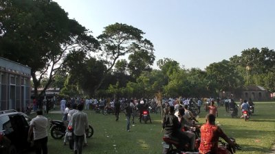 সমাবেশে আসা নেতাকর্মীরা ধাওয়া করলে দুর্বৃত্তরা পালিয়ে যায়
