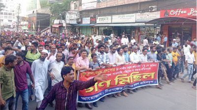 বকেয়া বেতনের দাবিতে শ্রমিকদের গণমিছিল