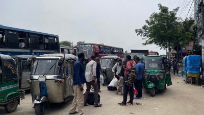 রাজধানীর বাস টার্মিনালগুলোতে ভিড় (ছবি: আসাদ আবেদীন জয়)
