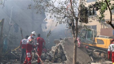 ইসরায়েলের হামলার পর তেহরানের বিধ্বস্ত ভবনে উদ্ধার তৎপরতা চলছে। ছবি: রয়টার্স।