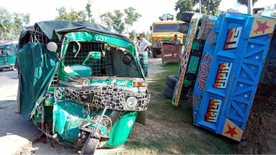 দুর্ঘটনাকবলিত পিকআপ ও সিএনজিচালিত অটোরিকশা