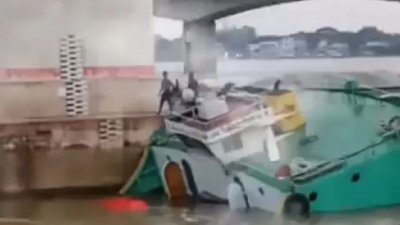 আশুগঞ্জ রেলসেতুতে ধাক্কা লেগে নদীতে ডুবে গেছে বাল্কহেড