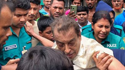 খুলনা মহানগর আওয়ামী লীগের সহসভাপতি বেগ লিয়াকত আলীকে পিটিয়ে পুলিশে দিয়েছেন একদল লোক
