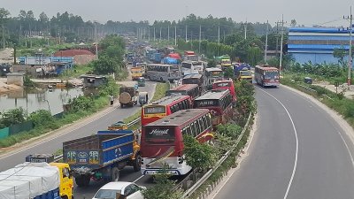 ১৪ কিলোমিটার এলাকাজুড়ে যানবাহনে ধীরগতি