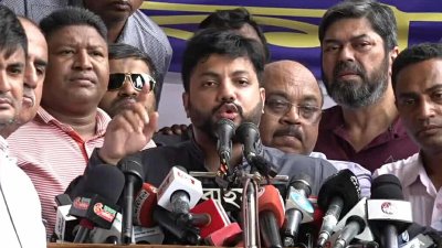 অবস্থান কর্মসূচিতে অংশ নিয়ে কথা বলছেন ইশরাক হোসেন
